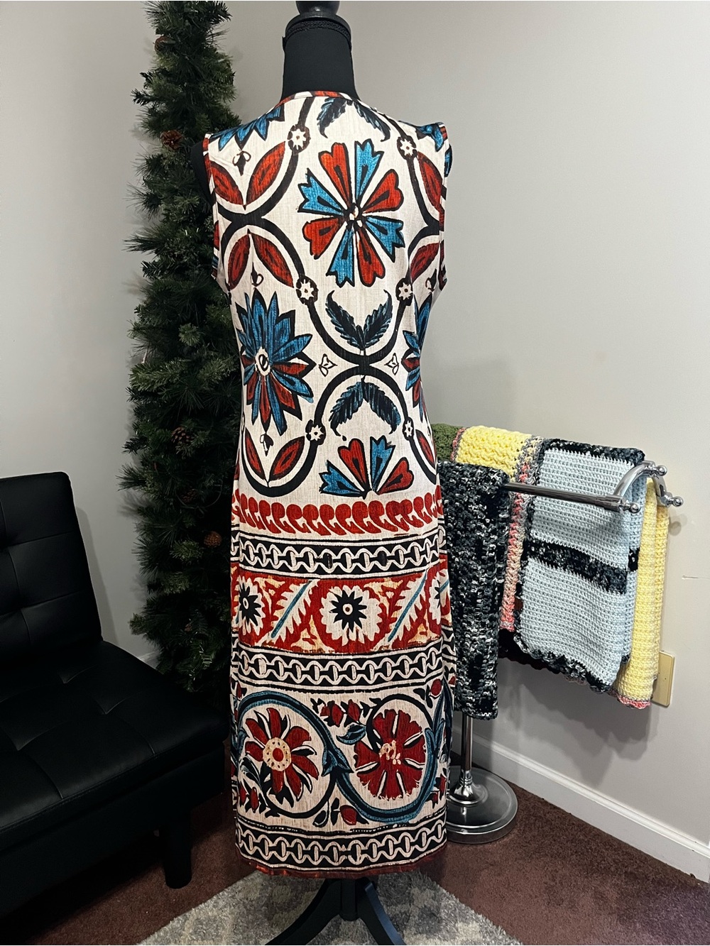 Sleeveless V-Neck Maxi Dress in Red, Blue & White Floral Print - Picture 2 of 8